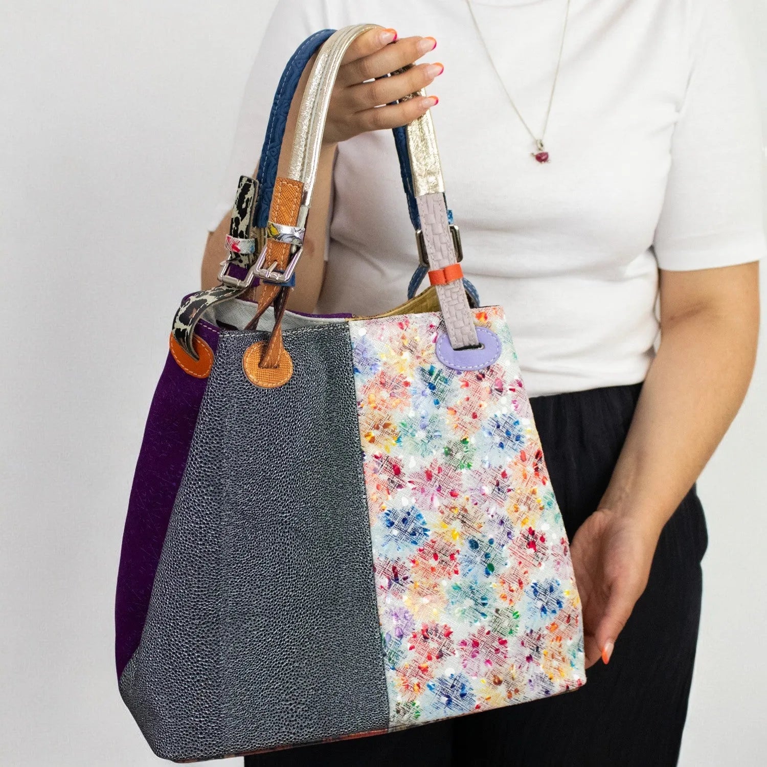 Bolso hobo en Piel Pregato Vittoria Gris Floral - KimondoShop